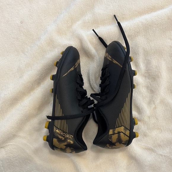 Black and Gold Athletic soccer cleats size youth 1 - Picture 4 of 8
